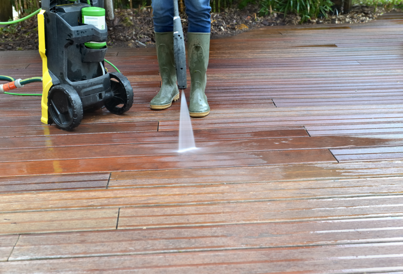 Cleaning Dirty Deck’s With Deck Cleaner